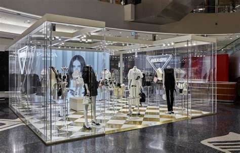 centro commerciale con pavimento a scacchi scritto prada|Prada : nuovo negozio in California, a San José.